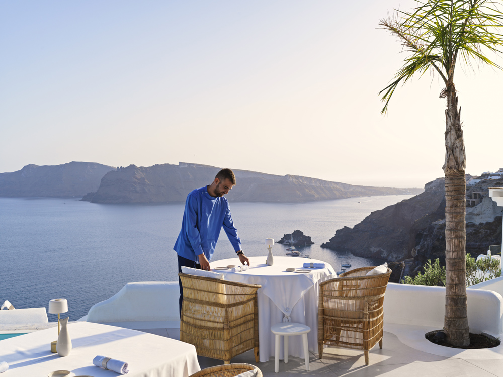 Botrini’s Santorini - Χρυσοί Σκούφοι