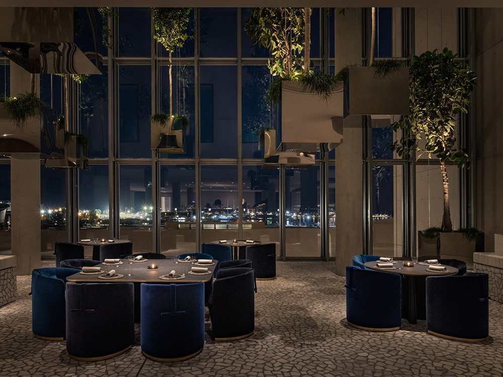 Delta  - Χρυσοί Σκούφοι