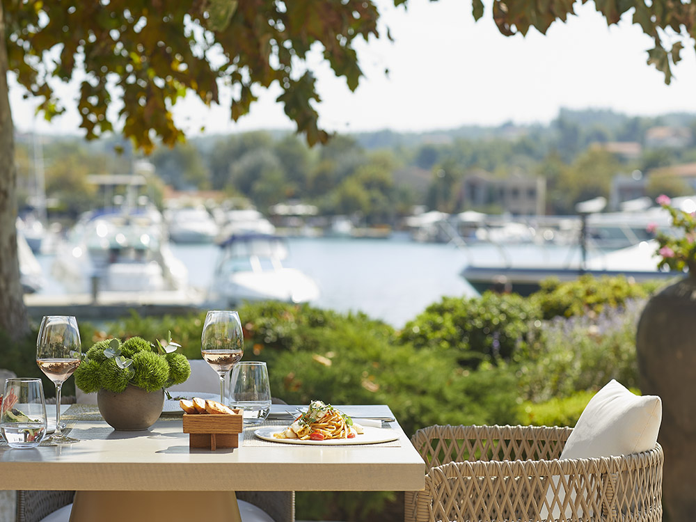 Water - Χρυσοί Σκούφοι