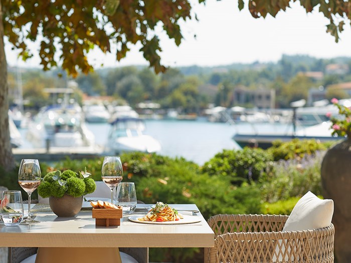 Water - Χρυσοί Σκούφοι