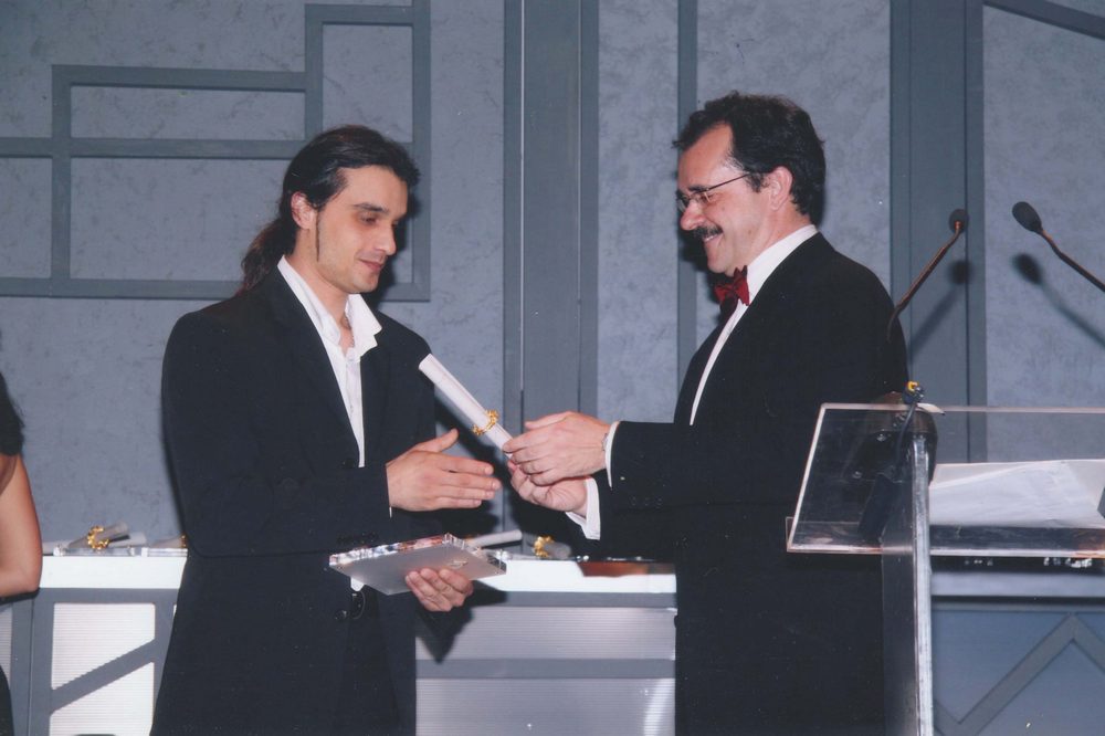Βραβείο Ελληνικής Κουζίνας για το «Αθήρι» και τον Αλέξανδρο Καρδάση από τον Παύλο Τσίμα (2006)