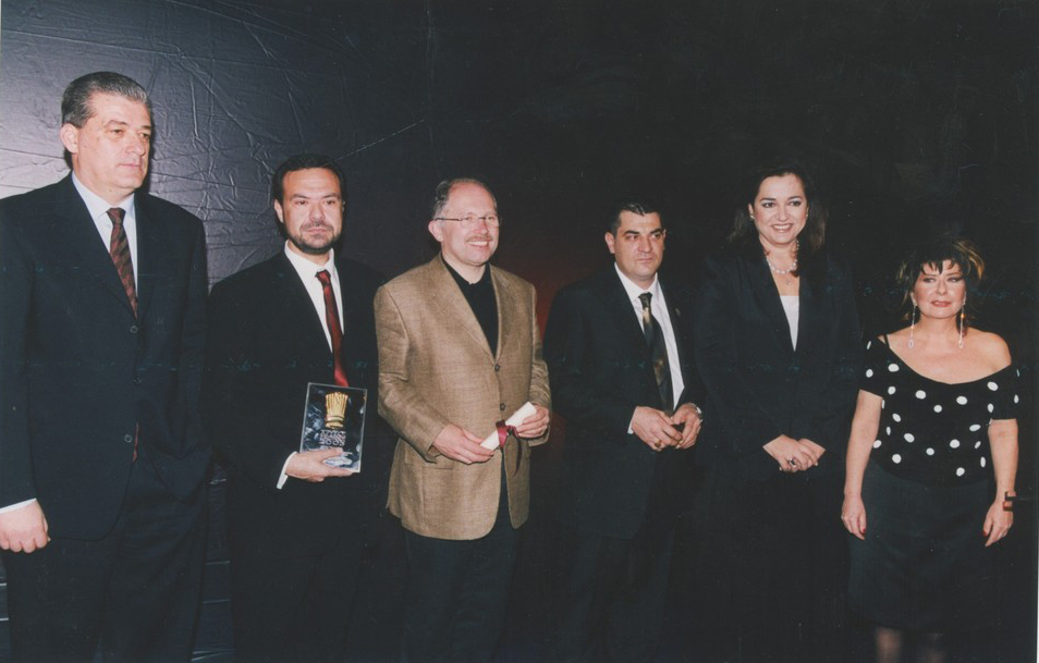 Ως καλύτερο εστιατόριο του 2003 βραβεύεται η «Σπονδή» από τη Δήμαρχο Αθηναίων Ντόρα Μπακογιάννη. Ο ιδιοκτήτης Απόστολος Τραστέλης, οι σεφ Jaques Chibois και Jerome Serres, ανάμεσα στους Χρήστο Θεοδώρου, υφυπουργό Ανάπτυξης, Ντόρα Μπακογιάννη και Άννη Ηλιοπούλου.