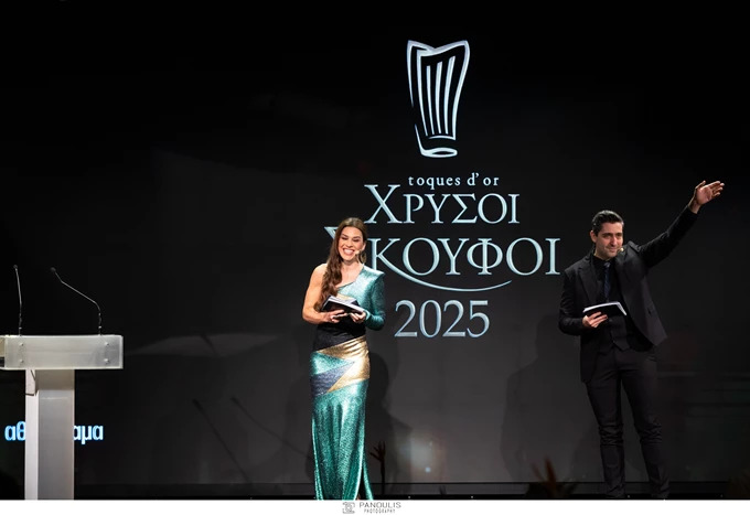 Εξαιρετικοί οι Ναταλία Δραγούμη και Κωνσταντίνος Ασπιώτης σε ρόλο master of ceremony στην τελετή απονομής Χρυσοί Σκούφοι 2025.
