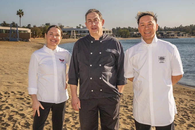 Οι guest chefs Karime López και Takahiko Kondo από τη "Gucci Osteria da Massimo Bottura"της Φλωρεντίας μαζί με τον Jean-Louis Capsalas, executive chef του "Asteria Domus" που με την μπριγάδα του έφεραν εις πέρας μια τόσο απαιτητική γαστρονομική αποστολή με απόλυτη επιτυχία. (2025)