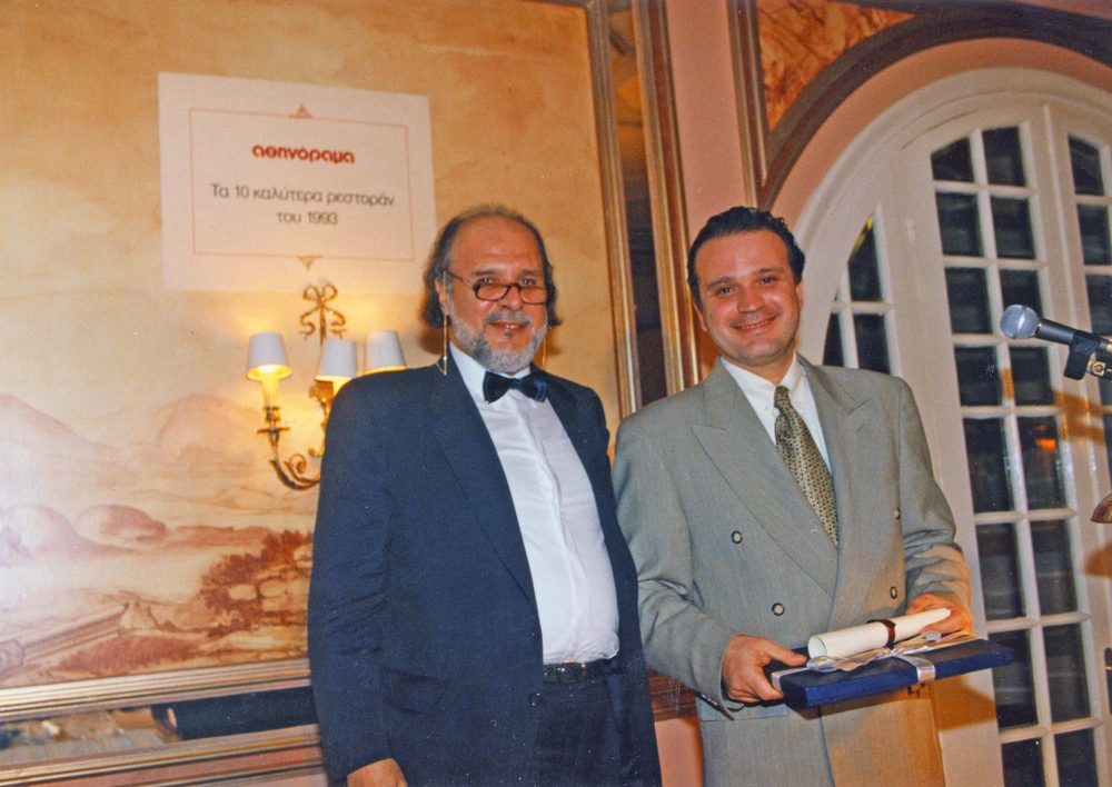 Βράβευση από τους πρώτους Χρυσούς Σκούφους του 1994. Ο Διονύσης Κούκης παραδίδει το βραβείο του στον Άρη Τσανακλίδη για το «Melrose», το τρίτο καλύτερο εστιατόριο της Αθήνας.