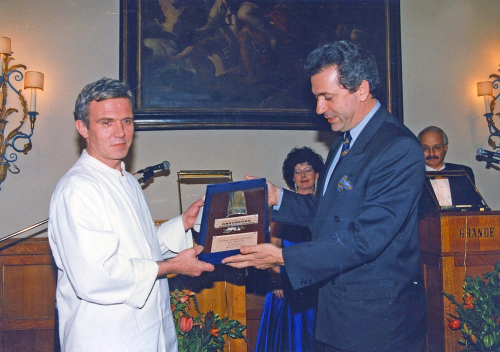 Ο Δήμαρχος Αθηναίων Δημήτρης Αβραμόπουλος βραβεύει το καλύτερο εστιατόριο της Αθήνας για το 1995, το «Bajazzo» και τον chef και ιδιοκτήτη του, Κλάους Φόγιερμπαχ.