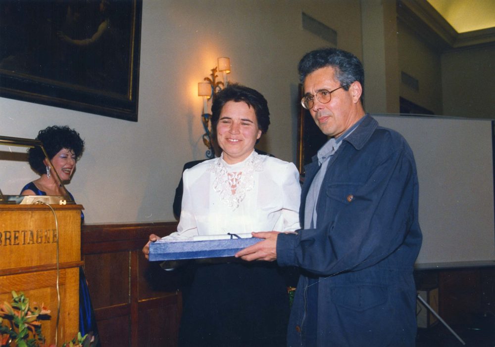 Ο καθηγητής Κώστας Ζουράρις βραβεύει τη «Ρένα της Φτελιάς», τη μοναδική εκπροσώπηση της ελληνικής δημιουργικής κουζίνας το 1995.