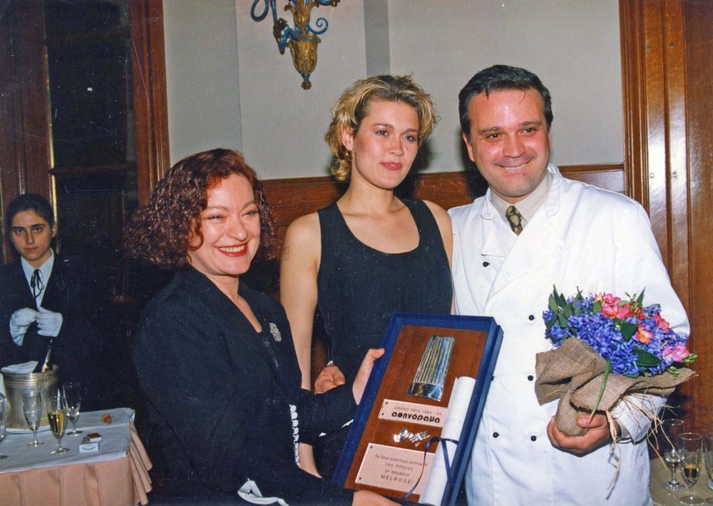 Η Τάνια Τσανακλίδου φωτογραφίζεται δίπλα στον αδελφό της Άρη Τσανακλίδη, chef του «Melrose», που μόλις έχει βραβευθεί ως το τρίτο καλύτερο εστιατόριο του 1995.