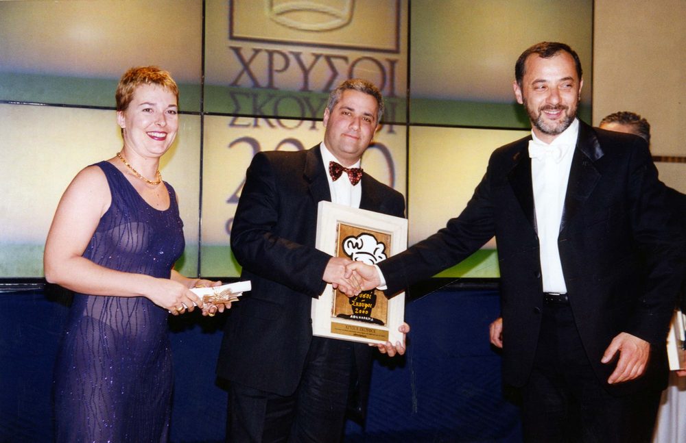 Το τέταρτο βραβείο του 2000 για το «Αριστερά-Δεξιά» παραλαμβάνουν από τον Στέλιο Μάινα, η Γεωργία Παπαϊωάννου και ο Δημήτρης Λίτινας.