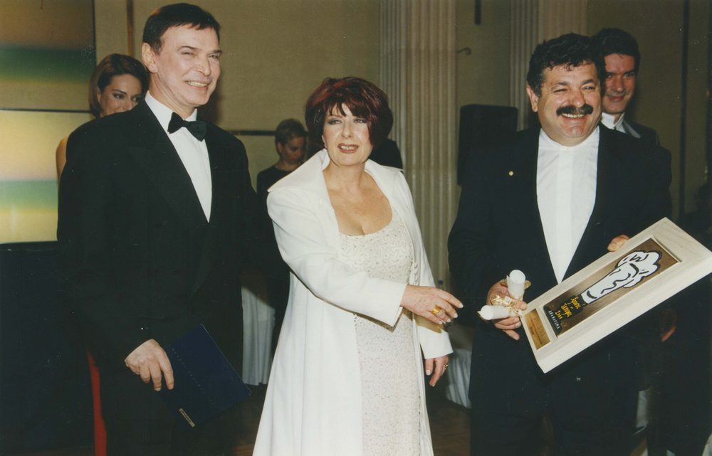 Ο Λευτέρης Λαζάρου βραβεύεται στην τρίτη καλύτερη θέση από την εκδότρια του «Αθηνοράματος» Άννη Ηλιοπούλου και τον Γιώργο Μαρίνο (2000)