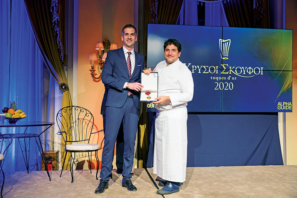 O δήμαρχος Αθηναίων Κώστας Μπακογιάννης τίμησε τον κορυφαίο σεφ Mauro Colagreco με το Μετάλλιο της Πόλεως των Αθηνών. (2020)