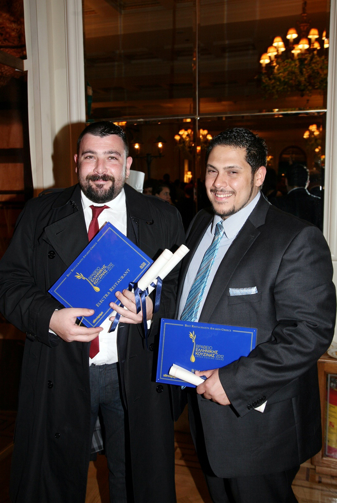 Οι σεφ Γιώργος Βενιέρης του «Electra» και ο Αθηναγόρας Κωστάκος του «Bill & Coo» με βραβεία Ελληνικής Κουζίνας ανά χείρας (2012)