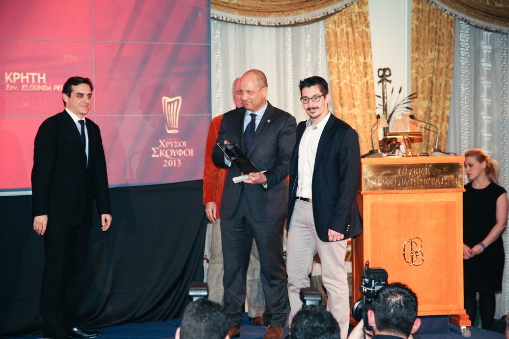 Ο Διευθύνων Σύμβουλος της Volvo Car Hellas Γιάννης Πετούλης δίνει το βραβείο για το «Calypso» στον Ηλία Κοκοτό έχοντας δίπλα του τον σεφ του εστιατορίου Αλέξανδρο Τσιοτίνη (2013)