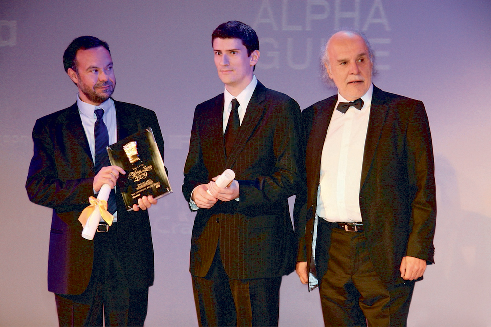 Ο Απόστολος Τραστέλης με το Πρώτο Βραβείο Υψηλής Γαστρονομίας που κερδίζει η «Σπονδή» και δίπλα του ο σεφ του εστιατορίου Arnaud Bignon, και ο Διονύσης Κούκης (2009)