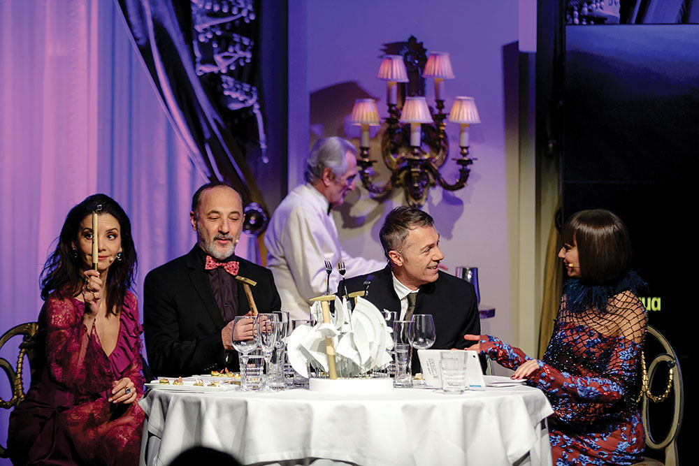 Οι παρουσιαστές της βραδιάς και πρωταγωνιστές της επιτυχημένης παράστασης «Το Δείπνο», Κατερίνα Λέχου, Στέλιος Μάινας, Γιώργος Κοτανίδης, Λάζαρος Γεωργακόπουλος και Κατερίνα Μισιχρόνη, μας έδωσαν τις απαραίτητες... οδηγίες χρήσης για το μενού του dîner de gala.  (2019)