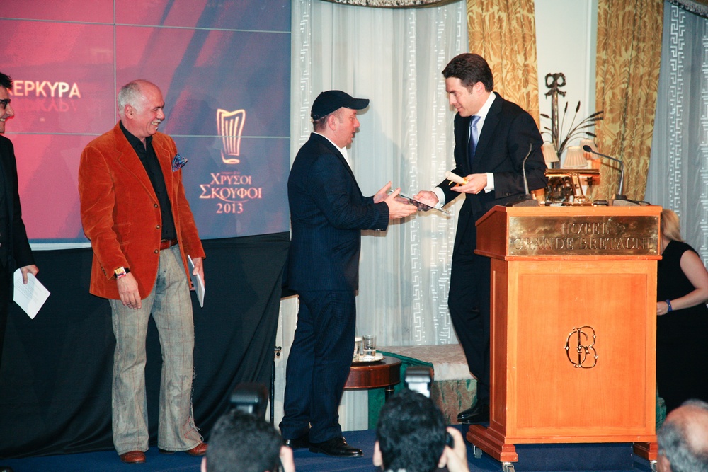 Ο Έκτορας Μποτρίνι παραλαμβάνει το βραβείο του από τον αντιπρόεδρο του ΕΟΤ Χριστόφορο Καπαρουνάκη και το «Etrusco» ανακηρύσσεται το καλύτερο εστιατόριο της Ελλάδας για το 2013. Αριστερά του ο Δημήτρης Αντωνόπουλος (2013)