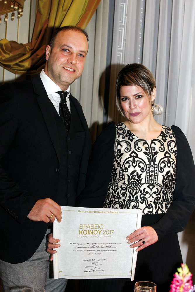 Ο ιδιοκτήτης του «Pelagos Seaside Restaurant» της Ιεράπετρας Αλέξης Τζωρτζάκης και η σεφ Κωνσταντίνα Βούλγαρη-Κοντεσοπούλου με το Βραβείο Κοινού ανά χείρας (2017)