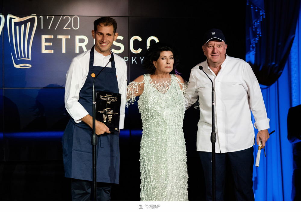 Η Άννη Ηλιοπούλου, Πρόεδρος Διοικητικού Συμβουλίου Δέσμης Εκδοτικής Α.Ε. και Επικεφαλής Γευσιγνωστικής Επιτροπής Χρυσών Σκούφων, απένειμε το βραβείο στο καλύτερο εστιατόριο της Ελλάδας για το 2023, το 