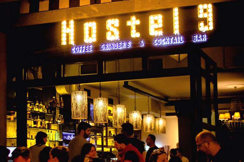 «Hostel 9» cocktail bar: η Άγρια Δύση στη Θεσσαλονίκη - Χρυσοί Σκούφοι