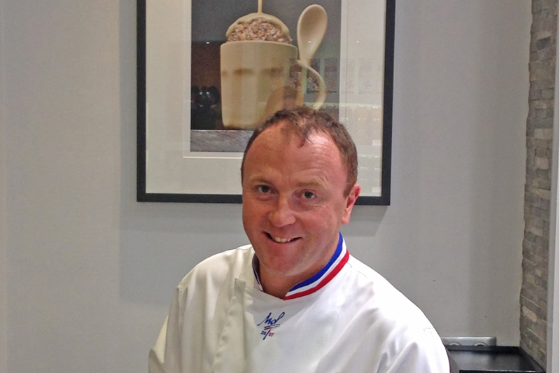 Arnaud Larher: Ένας Βρετόνος maitre του γλυκού στη «Μεγάλη Βρεταννία» - Χρυσοί Σκούφοι