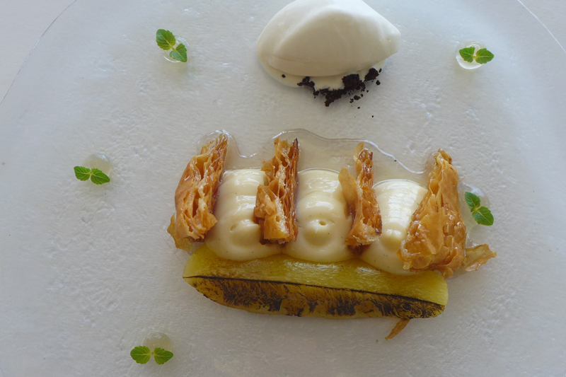 Γαλακτομπούρεκο 2015 με ανανάς , gel μαύρο ρούμι,  παγωτό αμυγδαλωτό