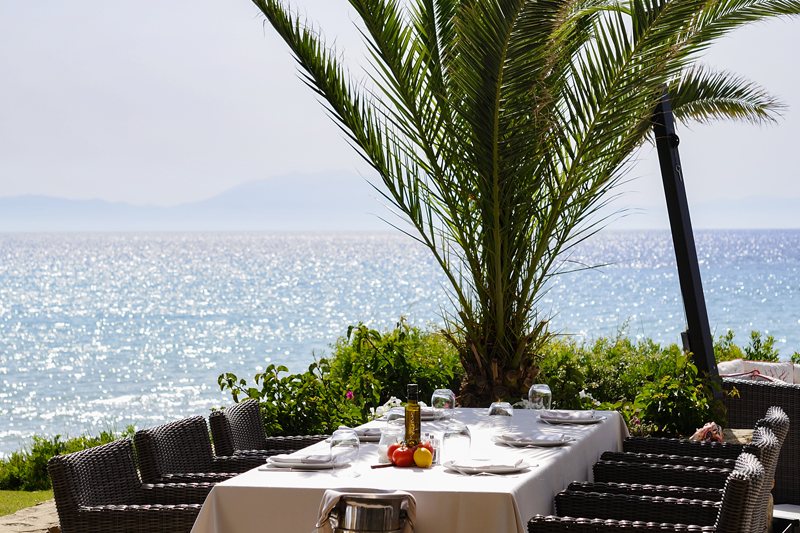 Στις θίνες («Dunes») του «Sani Resort»  επικρατεί ευφάνταστη μεσογειακή γαστρονομία και ρομαντισμός - Χρυσοί Σκούφοι