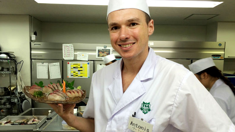 Ο Αντώνης Δρακουλαράκος του «Sushimou»  μέσα στους 100 καλύτερους σεφ του κόσμου. - Χρυσοί Σκούφοι