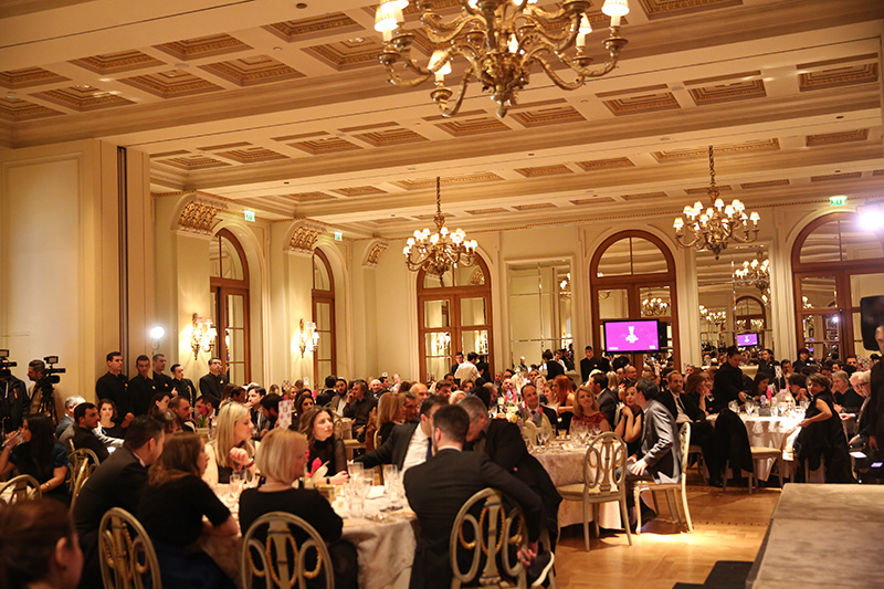 Το λαμπερό Grand Ballroom της «Μεγάλης Βρεταννίας» φιλοξένησε και φέτος το diner de gala των Χρυσών Σκούφων