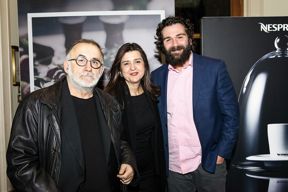 Ο Θάνος Μικρούτσικος με τη συγγραφέα Μαρία Παπαγιάννη και τον ηθοποιό Τάσο Ιορδανίδη. 