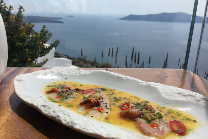 Mediterannean fusion με φόντο την καλντέρα - Χρυσοί Σκούφοι