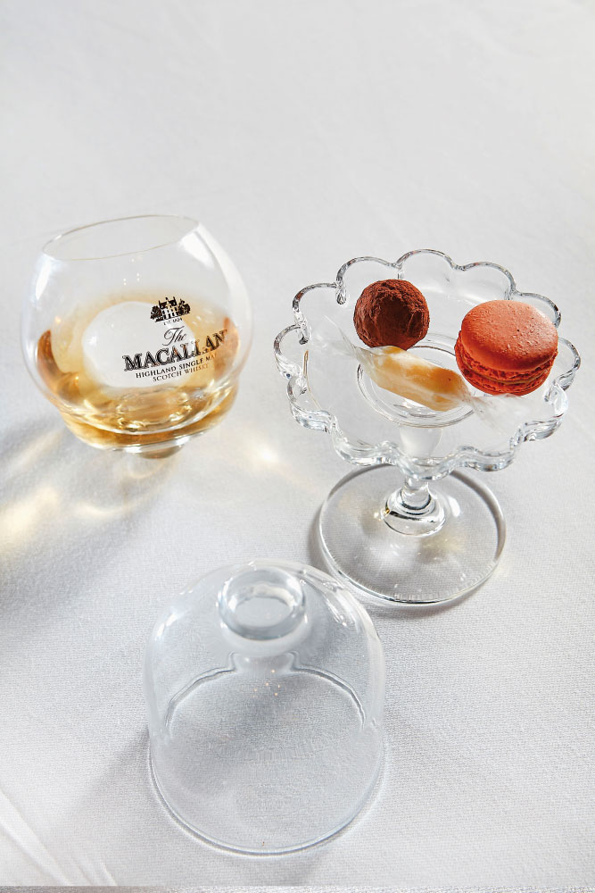 Macallan Rare Cask σε perfect serve και γλυκές μπουκιές (τρούφα με σοκολάτα Μαδαγασκάρης, μπον-μπον λευκής σοκολάτας με λάιμ, μακαρόν καραμέλας) – όλες αρωματισμένες με single malt whisky Macallan.