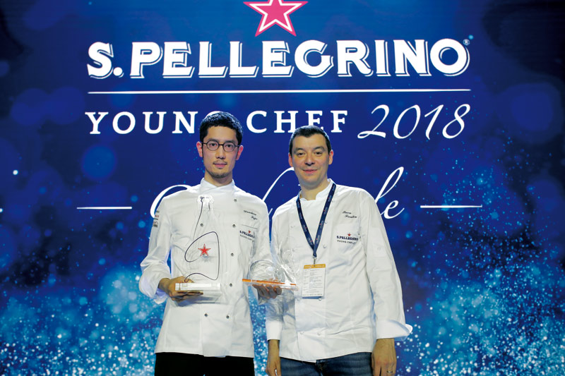 Ο Yasuhiro Fujio, που ανακηρύχτηκε καλύτερος νέος σεφ στον κόσμο, με τον μέντορά του, τον Ιταλό Luca Fantin. - Χρυσοί Σκούφοι