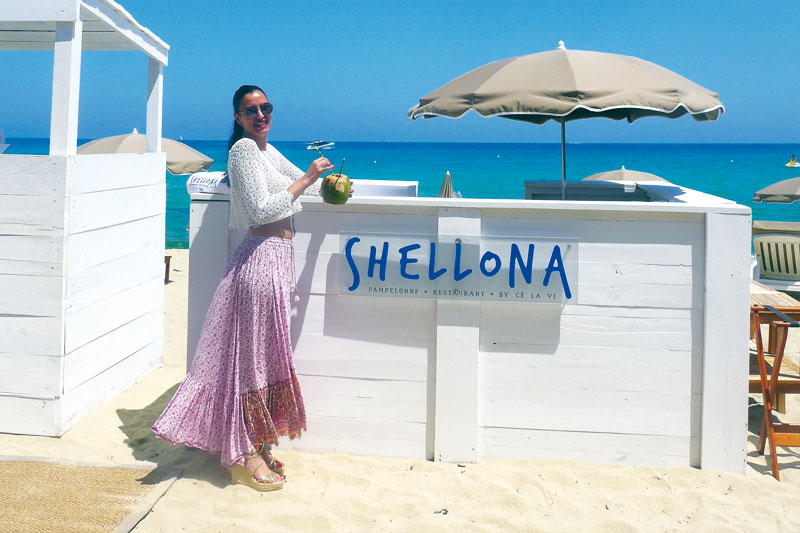 Το beach restaurant «Shellona» φέρνει μυκονιάτικη αύρα με «γαλανόλευκο» boho στιλ στη φημισμένη πλαζ Pampelonne του Σεν Τροπέ. - Χρυσοί Σκούφοι