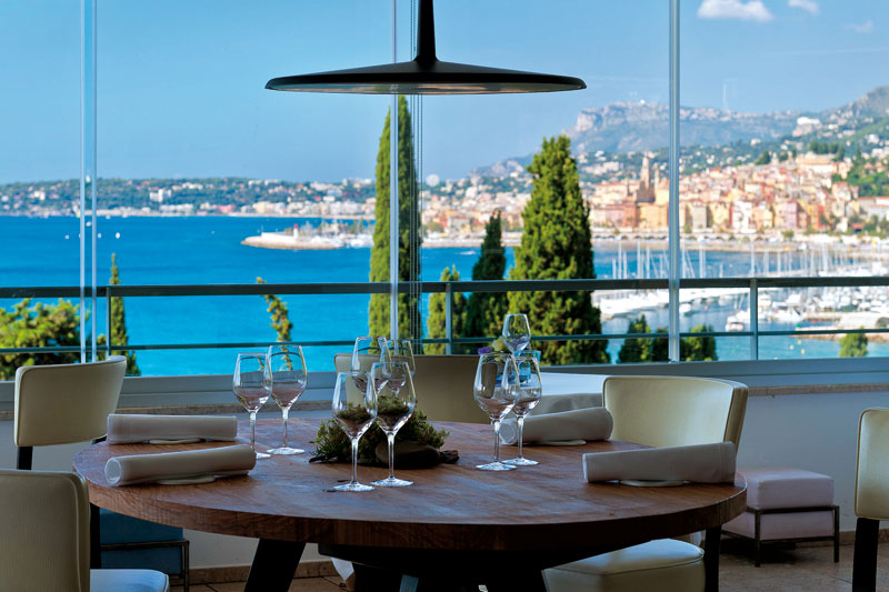 Η θέα στη Menton από το «Mirazur», 
το Νο 4 στα World’s 50 Best Restaurants, είναι φανταστική! 