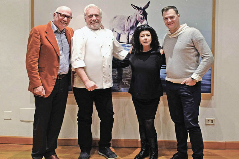 Ο Davide Scabin με τον Δημήτρη Αντωνόπουλο, την Άννη Ηλιοπούλου και τον Αστέριο Κουστούδη με φόντο το γνωστό έργο της Paola Pivi «Άτιτλο» στο εστιατόριο «Combal.Zero» στο Μουσείο Σύγχρονης Τέχνης Castello di Rivoli. - Χρυσοί Σκούφοι