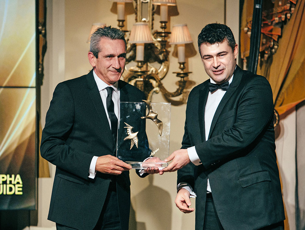 Ο εκδότης του αθηνοράματος Δημήτρης Ηλιόπουλος απένειμε ειδικό βραβείο στον περιφερειάρχη Νοτίου Αιγαίου Γιώργο Χατζημάρκο για την ανάδειξη της Περιφέρειας Νοτίου Αιγαίου ως «Γαστρονομική Περιφέρεια της Ευρώπης 2019» και τις προσπάθειές του για τη διεθνή αναγνώριση της ελληνικής κουζίνας.