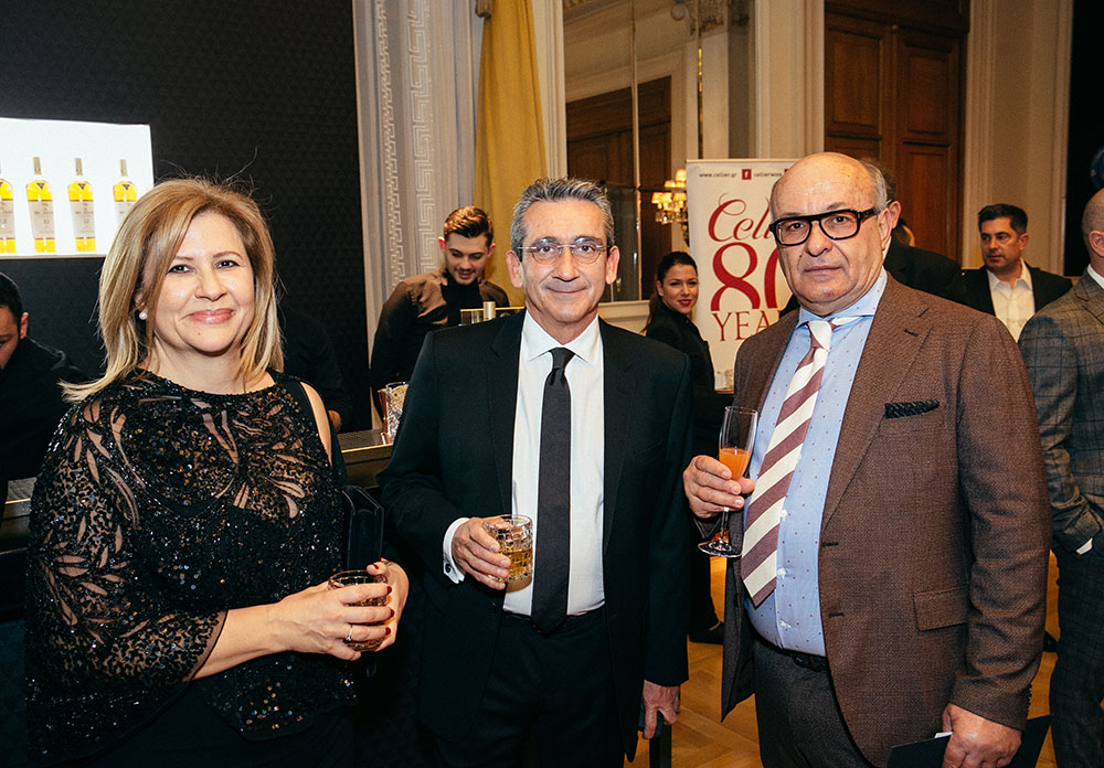 Ο περιφερειάρχης Νοτίου Αιγαίου Γιώργος Χατζημάρκος με την σύζυγό του και ο Μάκης Δεναξάς ιδιοκτήτης του «Liostasi Hotel & Suites».