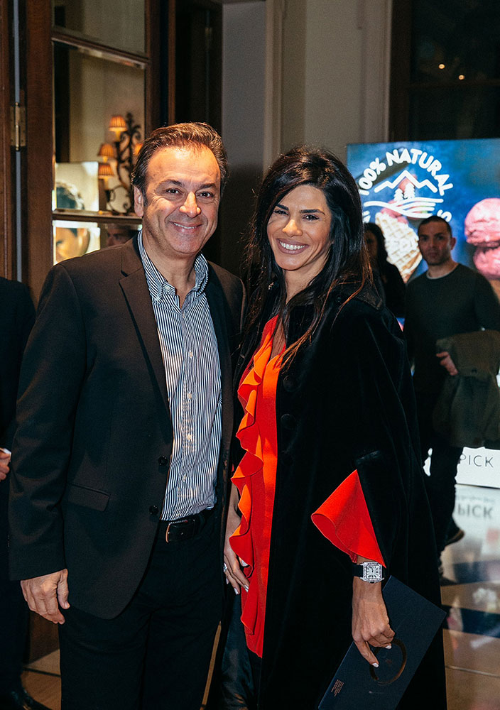 Ο Αντώνης Ηλιόπουλος, ιδιοκτήτης του ξενοδοχείου «Vedema Resort Santorini» με τη σύζυγό του.