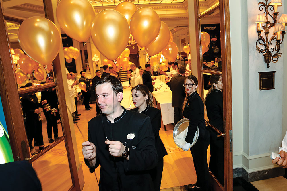 Όταν η αίθουσα γέμισε χρυσά μπαλόνια, η fun γιορτινή διάθεση απογειώθηκε.