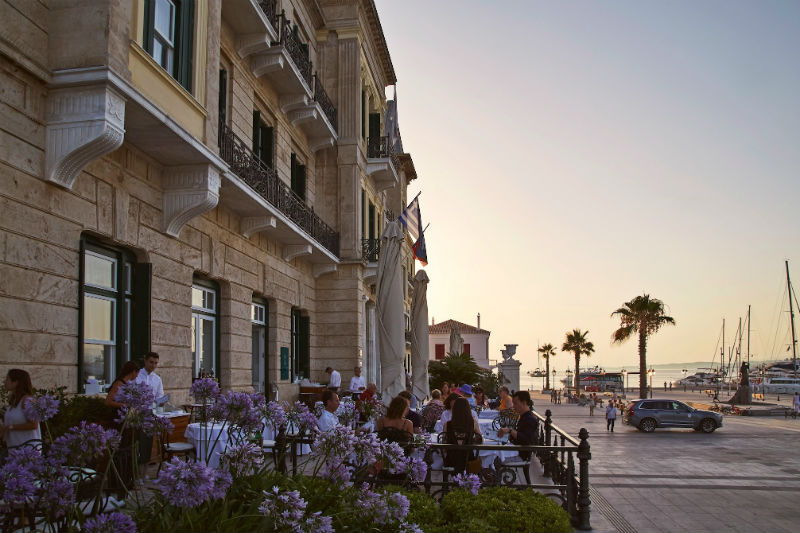 Μια βραδιά «On the Verandah» - Χρυσοί Σκούφοι