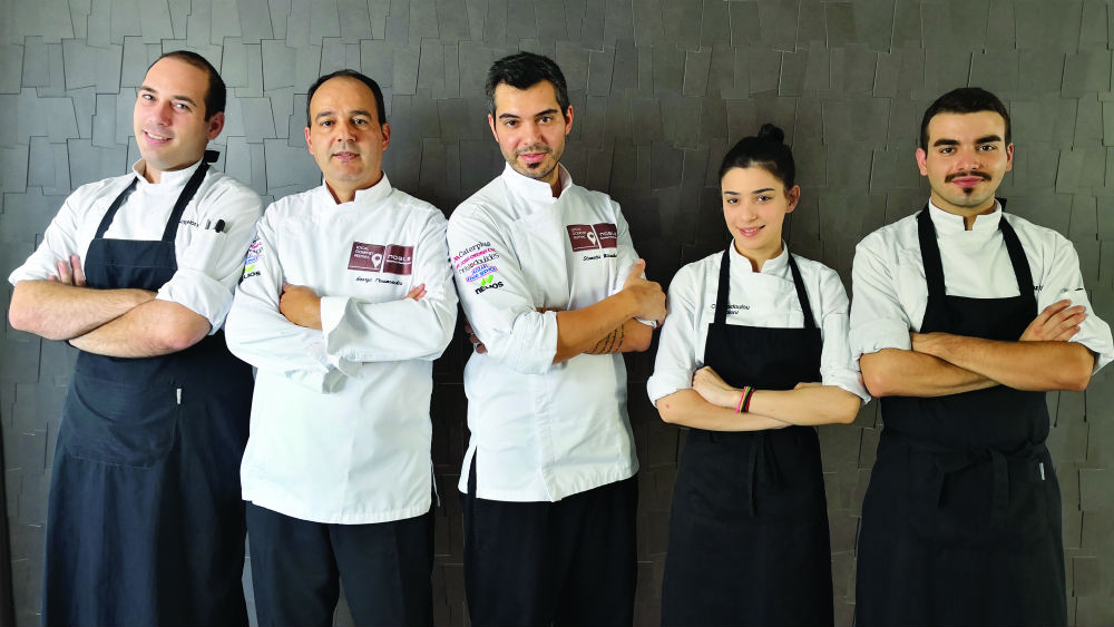 O executive chef Γιώργος Τρουμούχης με τον σεφ Σταμάτη Μισομικέ και την ομάδα τους στο «Noble Gourmet» στο «Elysium Resort & Spa»