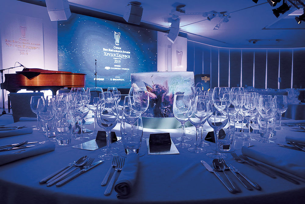 Τα κομψά τραπέζια του Grand Ballroom με τα εντυπωσιακά γλυπτά από πάγο του Theo-Mass Lexileictous. 