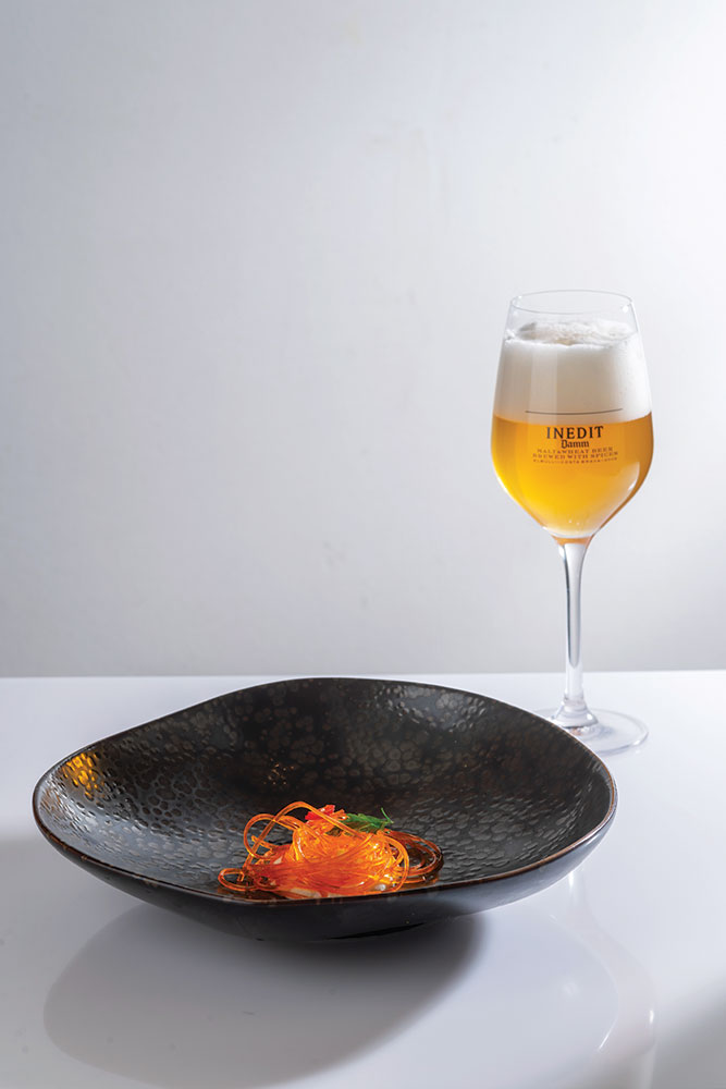 «Εικονικό σπαγγέτι» από μαριναρισμένο κρόκο αβγού, κρέμα σκόρδου, έξτρα παρθένο ελαιόλαδο και τσίλι σε αρμονία με Inedit Estrella Damm by Ferran Adrià.