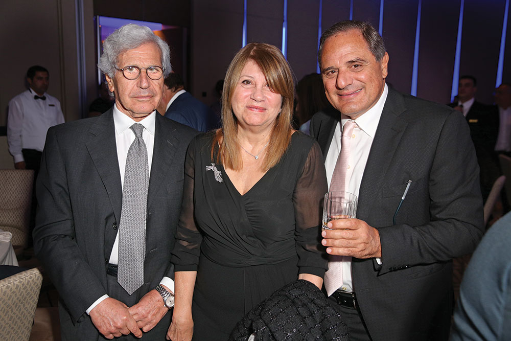 Ο executive chairman της εταιρείας Vassos Eliades Ltd Κύπρος Ηλιάδης με τη σύζυγό του Χαρά και τον Χρίστο Μουσκή, ιδιοκτήτη ξενοδοχείων «Four Seasons» και «Amathus Beach».
