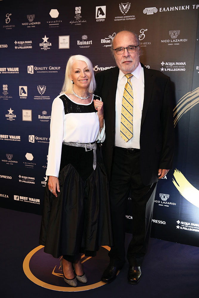 Ο Διονύσης Κούκης, συνιδιοκτήτης του «αθηνοράματος» και πρόεδρος της γευσιγνωστικής επιτροπής των Χρυσών Σκούφων, με τη σύζυγό του Νάγια Μελισσινού.