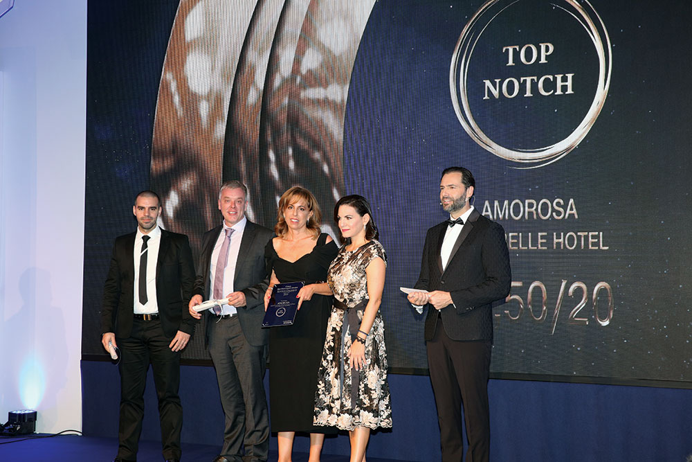 Το βραβείο Top Notch για το εστιατόριο «Amorosa» παρέλαβαν οι σεφ Μάριος Ευσταθίου και David Goodridge και η Άννα Μιχαηλίδη-Ατταλιώτη, Food & Beverage director του ομίλου Thanos Hotels. Την απονομή έκανε η βουλευτής Όλγα Κεφαλογιάννη. Μαζί τους ο Παναγιώτης Μπουγιούρης.