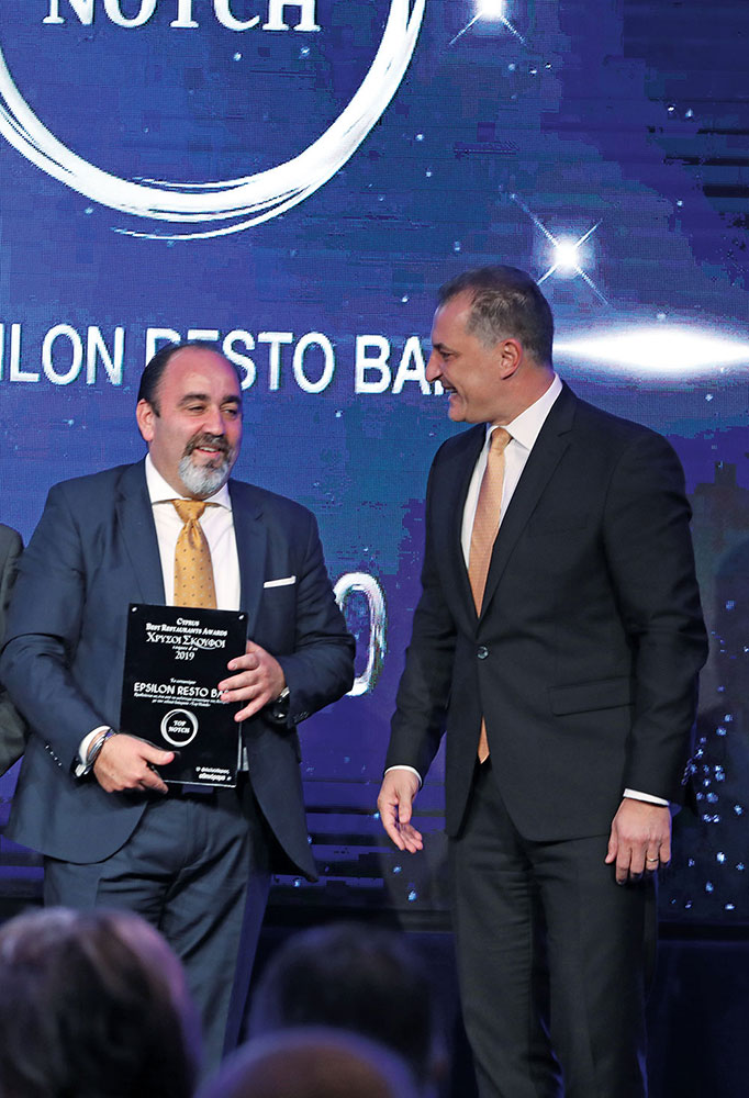 Το βραβείο Top Notch στο εστιατόριο «Epsilon Resto Bar» και στον ιδιοκτήτη του Μάριο Νικολάου απένειμε ο υπουργός Ενέργειας, Εμπορίου και Βιομηχανίας Γιώργος Λακκοτρύπης.