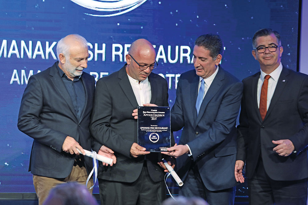 Βραβείο Top Notch για το «Limanaki Fish Restaurant» παρέλαβαν ο ιδιοκτήτης Ανδρέας Γεωργίου και οι σεφ Σάββας Σάββα και Λευτέρης Χαραλάμπους από τον Φοίβο Στασόπουλο, γενικό διευθυντή Επιχειρήσεων της Ελληνικής Τράπεζας.