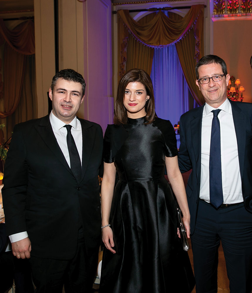 Ο Δημήτρης Ηλιόπουλος με τη βουλεύτρια Κατερίνα Νοτοπούλου και τον εμπειρογνώμονα στον Παγκόσμιο Οργανισμό Τουρισμού Γιώργο Τζιάλα.