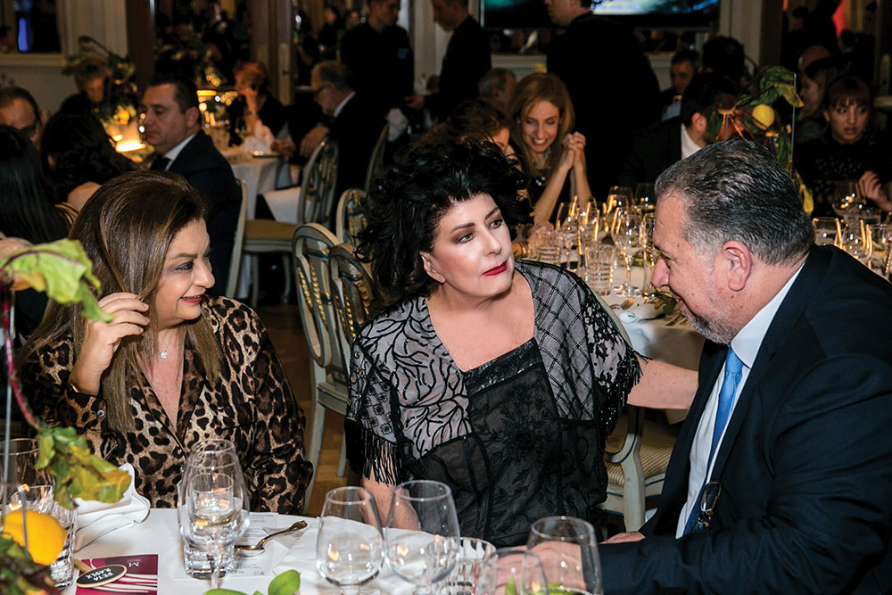 Η Μυρτώ Μαρκίδου, συνιδιοκτήτρια του κυπριακού δημοσιογραφικού ομίλου «Ο Φιλελεύθερος», με την Άννη Ηλιοπούλου και τον Ρένο Ονουφρίου, εμπορικό διευθυντή του ομίλου.